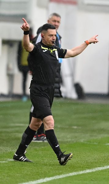 VAR de 11 minute!  Analize interminabile  și un penalty foarte ușor acordat în Poli Iași - Gloria Buzău