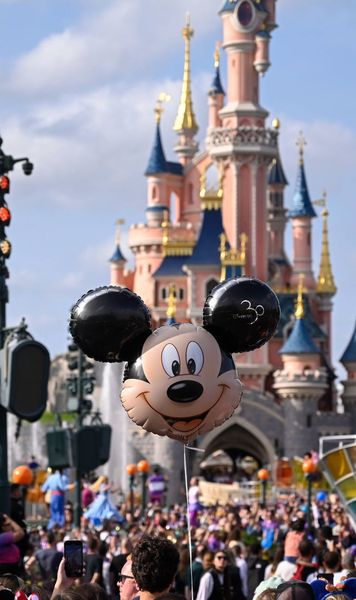 „neadecvat”  Sportivă din Paraguay, trimisă acasă după o vizită la  Disneyland : „Mă retrag”