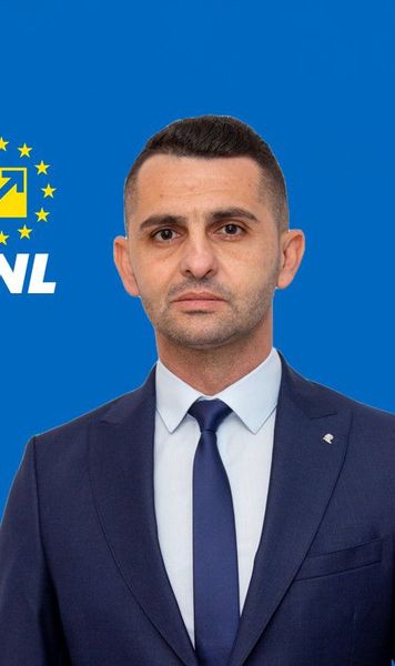 Arbitru PNL la derby   Rapid - Dinamo , condus de Iulian Călin, membru PNL, partid în sediul căruia Șucu a fost în primăvară