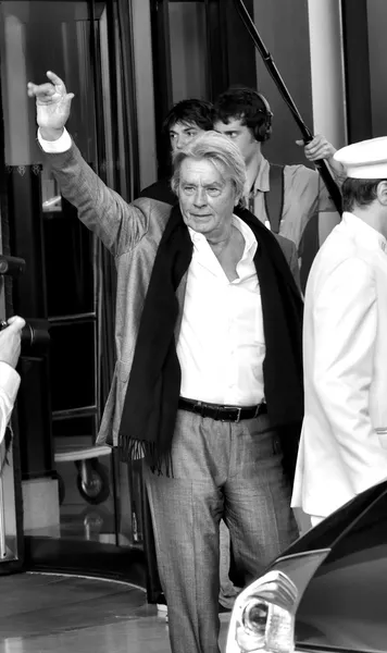 Alain Delon  Actorul francez era un mare iubitor de sport: a comentat box,  era fan Ferrari  și mergea frecvent la Roland Garros