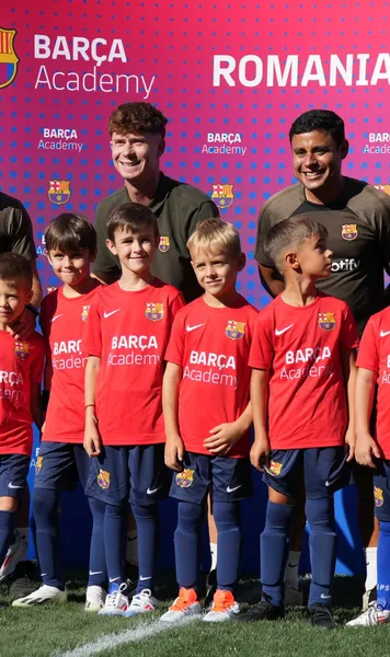 Visul blaugrana Barcelona și-a trimis antrenorii la București »  Secretele La Masia , predate puștilor: „În 4-5 ani vom avea și noi un jucător acolo”