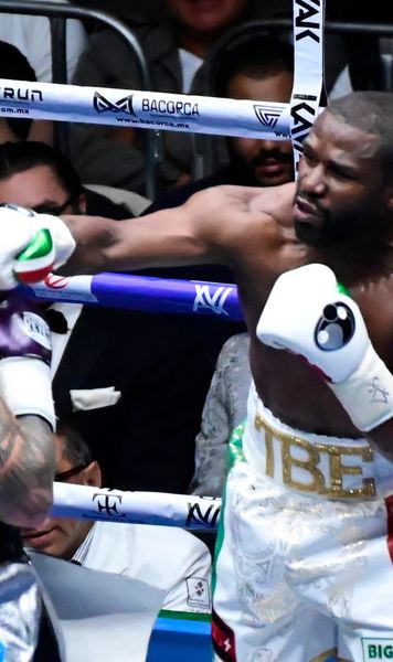 S-a vrut show, a ieșit circ   Mayweather  l-a învins pe John Gotti lll, dar s-a ales cu critici după ce a gonit arbitrul din ring