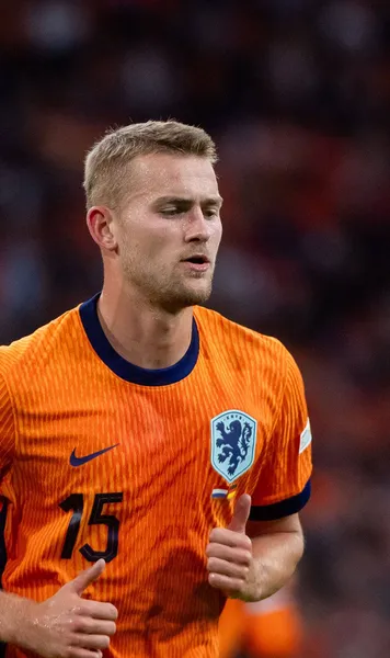 Șansa FCSB: gafele lui De Ligt Stoperul lui Manchester United  a greșit  în meciuri succesive la naționala Olandei