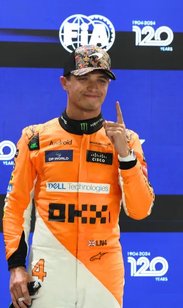 Norris desface șampania  Pilotul McLaren  a câștigat  Marele Premiu din Singapore