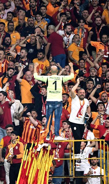 Bătaie în tribune Fanii s-au încăierat la  Galatasaray - PAOK  » Ultrașii unei alte echipe s-au infiltrat în peluză, iar poliția a fost nevoită să intervină