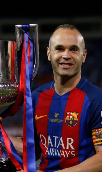 Iniesta se retrage  Legendarul mijlocaș al Barcelonei pune capăt carierei  la 40 de ani