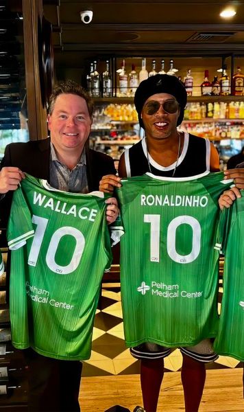 De nicăieri   Ronaldinho , acționar la o echipă din liga a treia