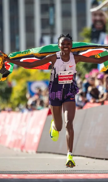 Record mondial la Chicago  Atleta kenyană Ruth Chepngetich,  prima femeie din istorie  care încheie un maraton în sub 2 ore și 10 minute