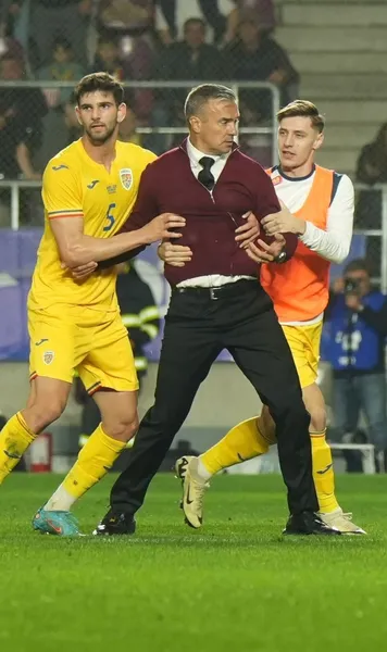 PANCU, GESTURI ȘOCANTE Selecționerul României U21, eliminat după ce  a sărit la arbitru , pe teren! Ținut cu greu de jucători