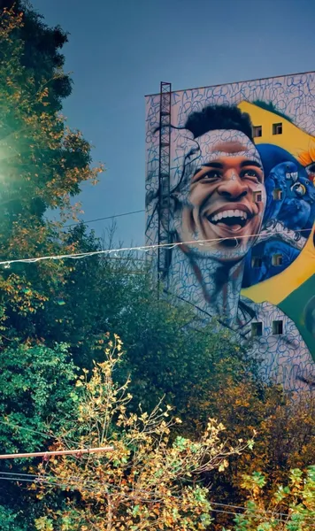 Mural cu Vinicius în București  Starul lui  Real Madrid , pictat pe un bloc din Capitală: „Mesaj de pace și de unitate”