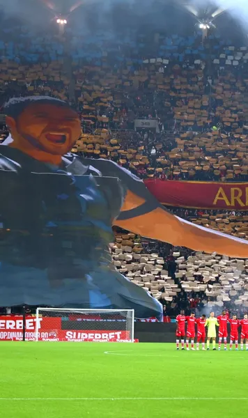 Gladiator în Arenă Galeria dinamovistă, scenografie impresionantă cu Russell Crowe la  Derby de România ! Cum au răspuns rivalii de la FCSB