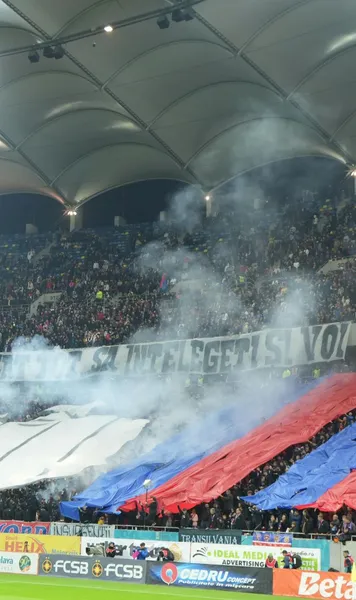 Sancțiuni după FCSB - Rapid  Jandarmeria n-a avut milă:  10.000 de euro  pentru bannerul indecent al ultrașilor FCSB. Amenzi și pentru petardele aruncate pe teren