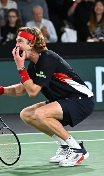 Rublev și Medvedev, scene șocante  Ieșiri necontrolate la ATP Paris ale jucătorilor din Rusia »  S-a lovit singur până când a început  să sângereze