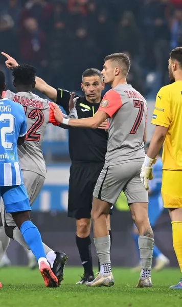 U Craiova - FCSB 1-1  VIDEO  Cele două  faze de arbitraj  care au aruncat în aer OZN-ul din Bănie. Hațegan a intervenit de două ori peste „central”