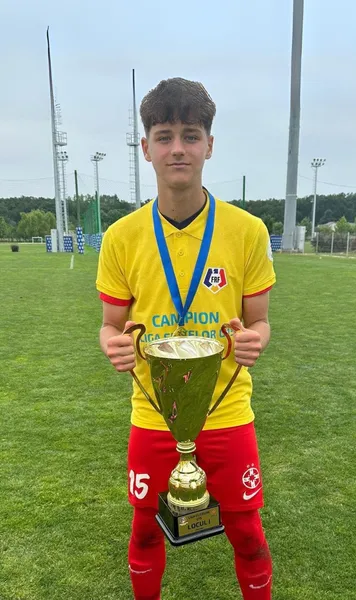 Surpriză la FCSB  Un junior în vârstă de  15 ani  a luat parte, în premieră, la antrenamentele campioanei