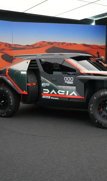 DACIA LA DAKAR   Echipajele  Dacia Sandrider  au venit la București: imagini cu mașina + ce spun super-piloții Sébastien Loeb și Nasser Al-Attiyah