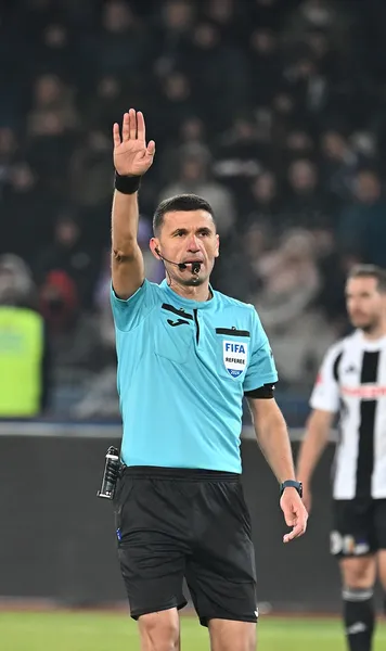 Greșeli la U Cluj - FCSB?  Un  fost arbitru  a analizat prestația centralului Marcel Bîrsan: „Și-a făcut singur probleme”