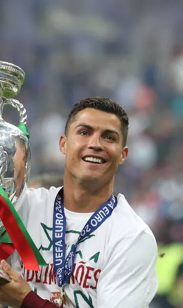 Cristiano Ronaldo, premiat  Portughezul a primit un trofeu pentru 200 de selecții și a  criticat  jucătorii din țara sa: „Sunt dezamăgit”