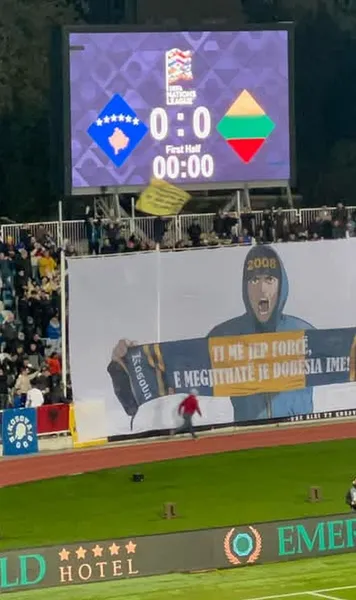 Mesajele ultrașilor din Kosovo  La meciul câștigat cu Lituania, 1-0, suporterii n-au uitat de România:  „Ce rămâne când onoarea dispare?”