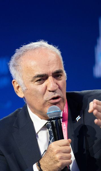 Mesajul lui Kasparov  Celebrul șahist rus îi îndeamnă pe români să voteze  împotriva lui Călin Georgescu , în turul 2 al alegerilor prezidențiale