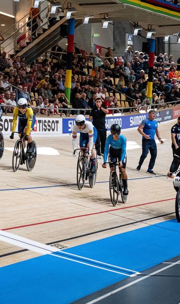 Accident violent pe velodrom   VIDEO:  Momentul în care două cicliste  „zboară” cu bicicletele  în spectatori » A fost implicată și o campioană de la JO 2024