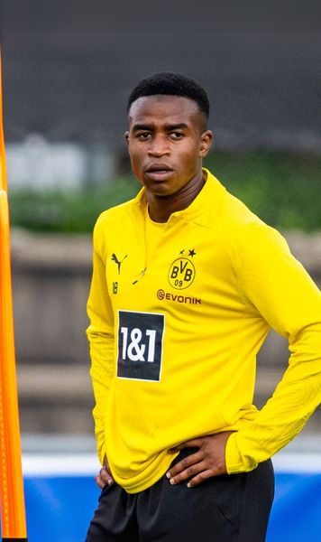 24 de ani, nu 20  Tatăl lui Youssoufa Moukoko spune că  i-a falsificat vârsta atacantului   » Răspunsul clubului Borussia Dortmund