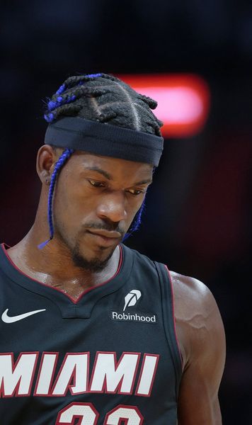 Butler le forțează mâna Starul lui Miami Heat cere să fie lăsat să plece oriunde altundeva: „Sunt fericit,  dar în afara terenului ”. Răspunsul ferm al echipei