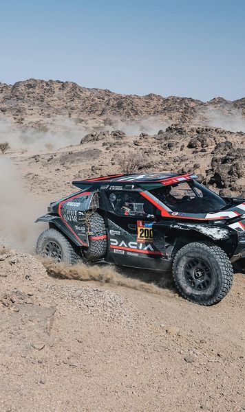 Dacia la Raliul Dakar  Echipajele conduse de super-piloții  Nasser Al-Attiyah și Sébastien Loeb , start spectaculos în regina competițiilor de anduranță