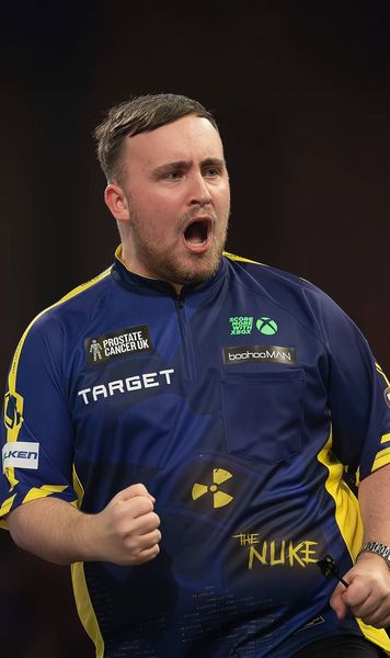 „S-a născut o stea” Fascinanta poveste a lui Luke Littler, 17 ani,  cel mai tânăr campion mondial la darts.  Joacă de când era în pamperși!