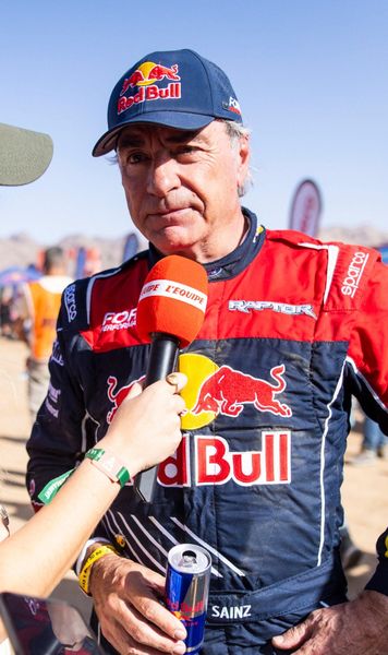 Raliul Dakar  VIDEO:  Carlos Sainz  s-a răsturnat  cu mașina. Imagini spectaculoase cu momentul în care mașina e repusă pe roți