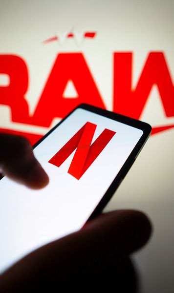 WWE intră în era Netflix   Show-urile se văd și  în România , începând din această noapte