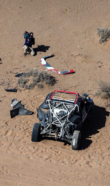 Loeb s-a răsturnat la Raliul Dakar!  VIDEO : Momentul în care pilotul  Dacia Sandriders  pierde controlul mașinii și se rostogolește de mai multe ori