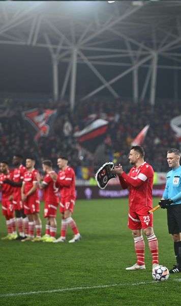 Dezbinați în Ziua Unirii Fotbaliștii de la Dinamo și U Cluj,  prinși în ofsaid  la intonarea imnului național