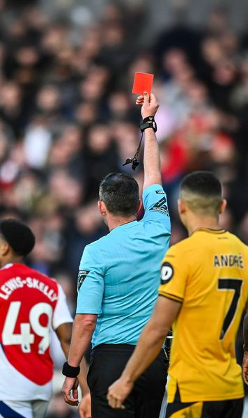 „Atacuri detestabile”  Arbitrul Michael Oliver,  amenințat cu moartea  după cartonașul roșu acordat în meciul Wolves - Arsenal