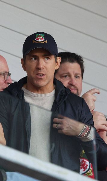 Planurile lui Ryan Reynolds  Proprietarul  Wrexham  vrea să mărească stadionul echipei sale » Ce meciuri vrea să găzduiască