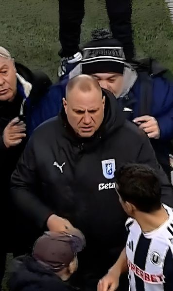 Scene reprobabile   VIDEO:  Sorin Cârțu l-a înjurat grosolan pe Andrei Artean după U Craiova - U Cluj 1-0