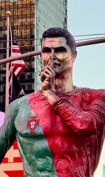 Eveniment în cinstea lui Ronaldo  Statuie uriașă,  în Times Square,  pentru a marca cea de-a 40-a aniversare a starului portughez