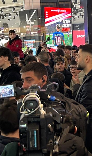 Scandări triviale în mall Zeci de copii au scandat  refrene vulgare, rasiste și homofobe  la un eveniment public cu Tavi Popescu. Fotbalistul a intervenit