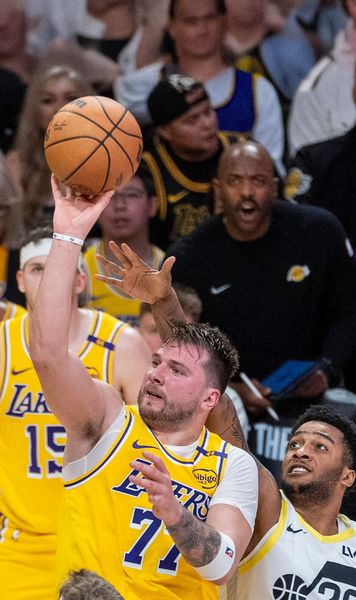 „Fii tu însuți!” Acesta a fost mesajul lui LeBron James pentru marele sloven.  Doncic a debutat la Lakers . Legenda venită special pentru el