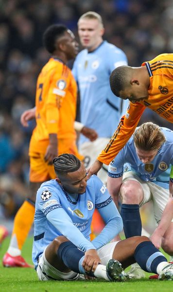 Pierdere importantă Fundașul lui  Manchester City  va lipsi o perioadă îndelungată după accidentarea din meciul cu Real Madrid