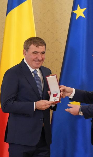 Hagi, decorat VIDEO. „Regele” a primit Ordinul Național  „Steaua României”.  Antrenorul, foarte emoționat: „Am muncit 50 de ani pentru acest moment”