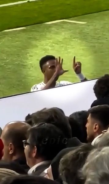 „Noi avem 15 Ligi, voi zero!”  FOTO.  Vinicius s-a certat cu fanii lui Atletico, după ce au început să-l înjure » Brazilianul, avalanșă de  gesturi controversate