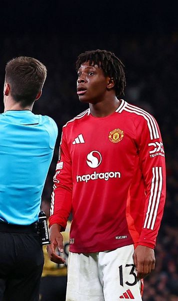 Moment bizar în Europa League Fundașul lui Manchester United a insistat ca arbitrul  să nu acorde penalty  pentru echipa sa » Reacția lui Amorim