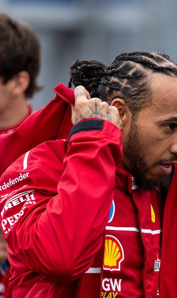 Debut dificil la Ferrari   Lewis Hamilton  a protestat faţă de echipa tehnică chiar în timpul cursei, la Marele Premiu al Australiei