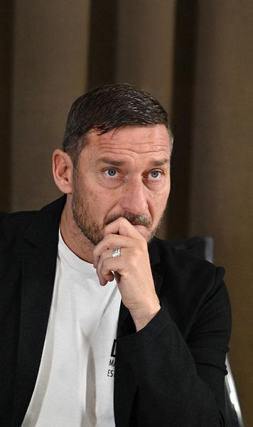 Italia contra Totti Scandal uriaș:  simbolul Romei se duce la Moscova.  „Rămâi pe partea dreaptă a istoriei!” » Cine l-a chemat în Rusia