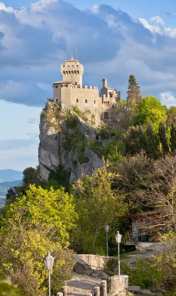 Poveste romantică, paradis fiscal  Unde va juca naționala României:  San Marino  e un loc contrastant, un peisaj de Game of Thrones prosper grație fiscalității