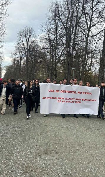 Solidaritate în Cluj Maghiarii din oraș, marș pentru  minorii bătuți după U - CFR : „Ura ne desparte, nu etnia!”