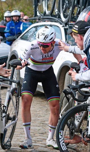 A căzut și a pierdut! Pogacar, o eroare, învins la prima sa participare în infernalul Paris-Roubaix. Van der Poel, hattrick!