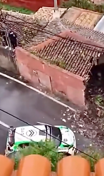 Accident la Raliul din Tenerife Două mașini s-au izbit de o casă și au dărâmat-o!