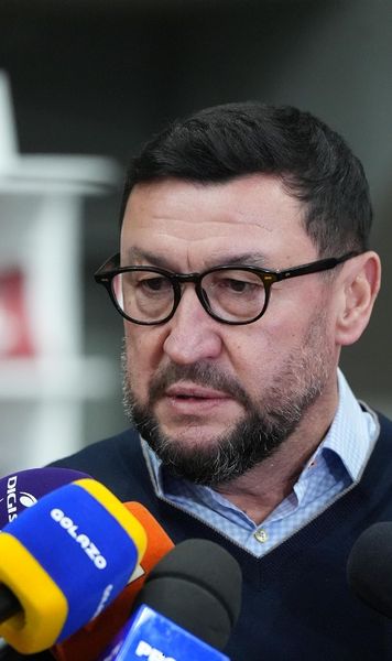 „Să meargă la pedichiură” 😄  Viorel Moldovan, despre faza cu Alex Dobre: „Să nu-i mai punem în dificultate pe arbitri” + Rapid  visează la un trofeu